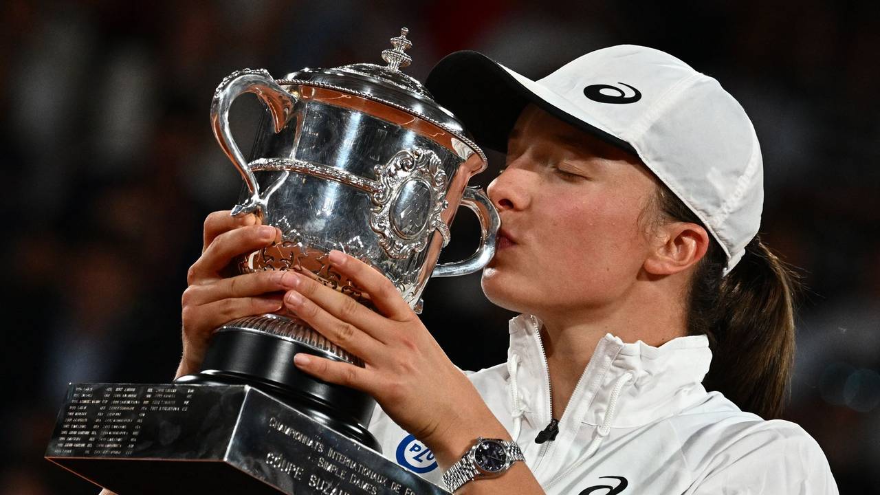 Iga Swiatek küsste die French-Open-Trophäe.