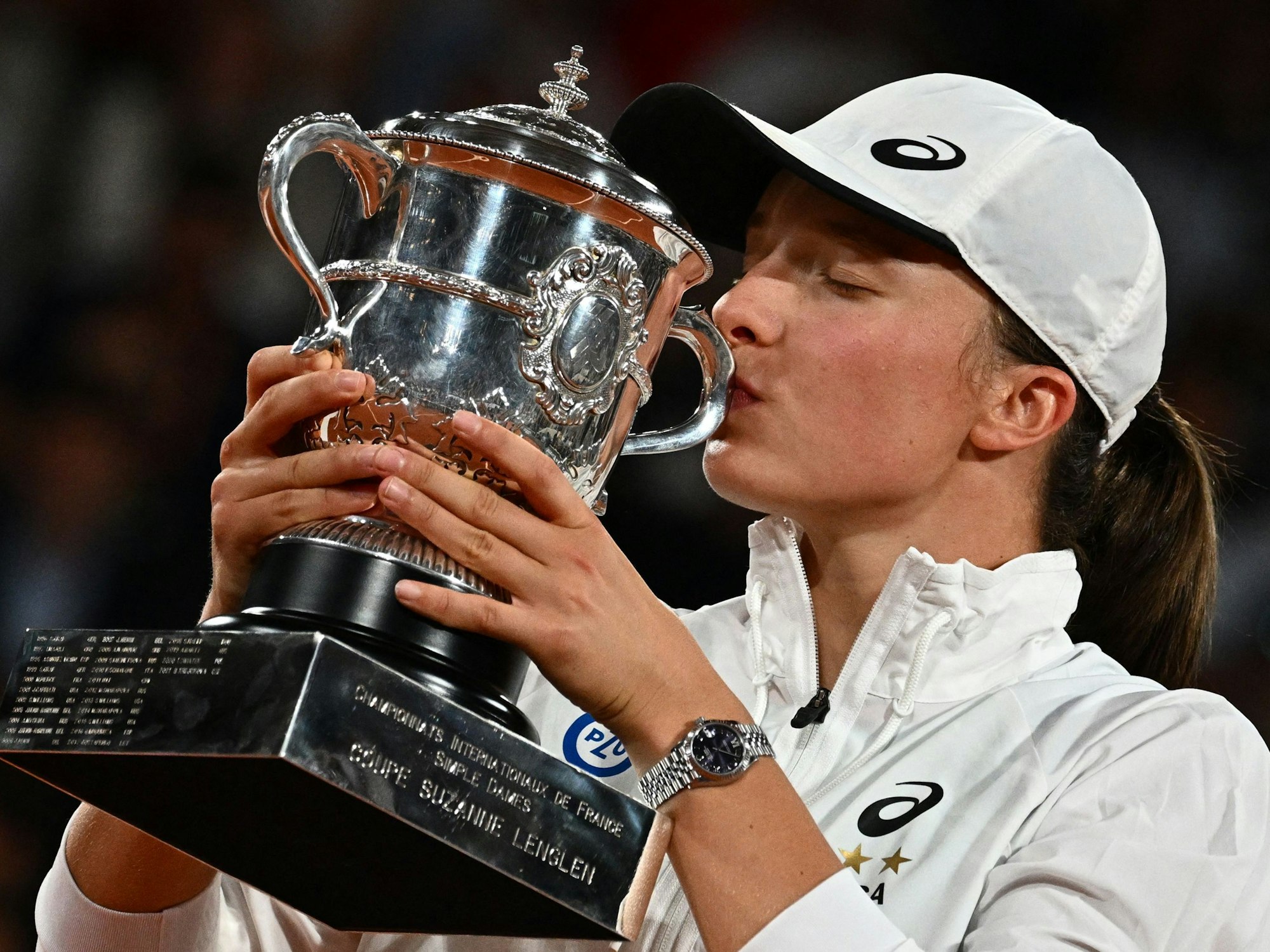 Iga Swiatek küsste die French-Open-Trophäe.