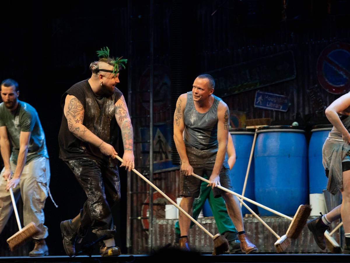 Die Darsteller des Musicals „Stomp“ auf der Bühne.