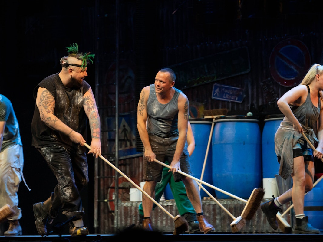 Die Darsteller des Musicals „Stomp“ auf der Bühne.