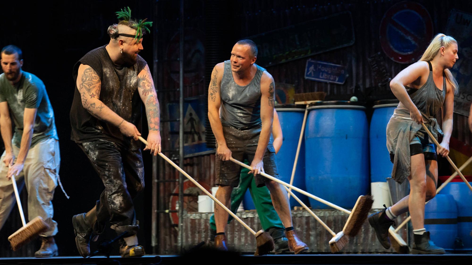 Die Darsteller des Musicals „Stomp“ auf der Bühne.