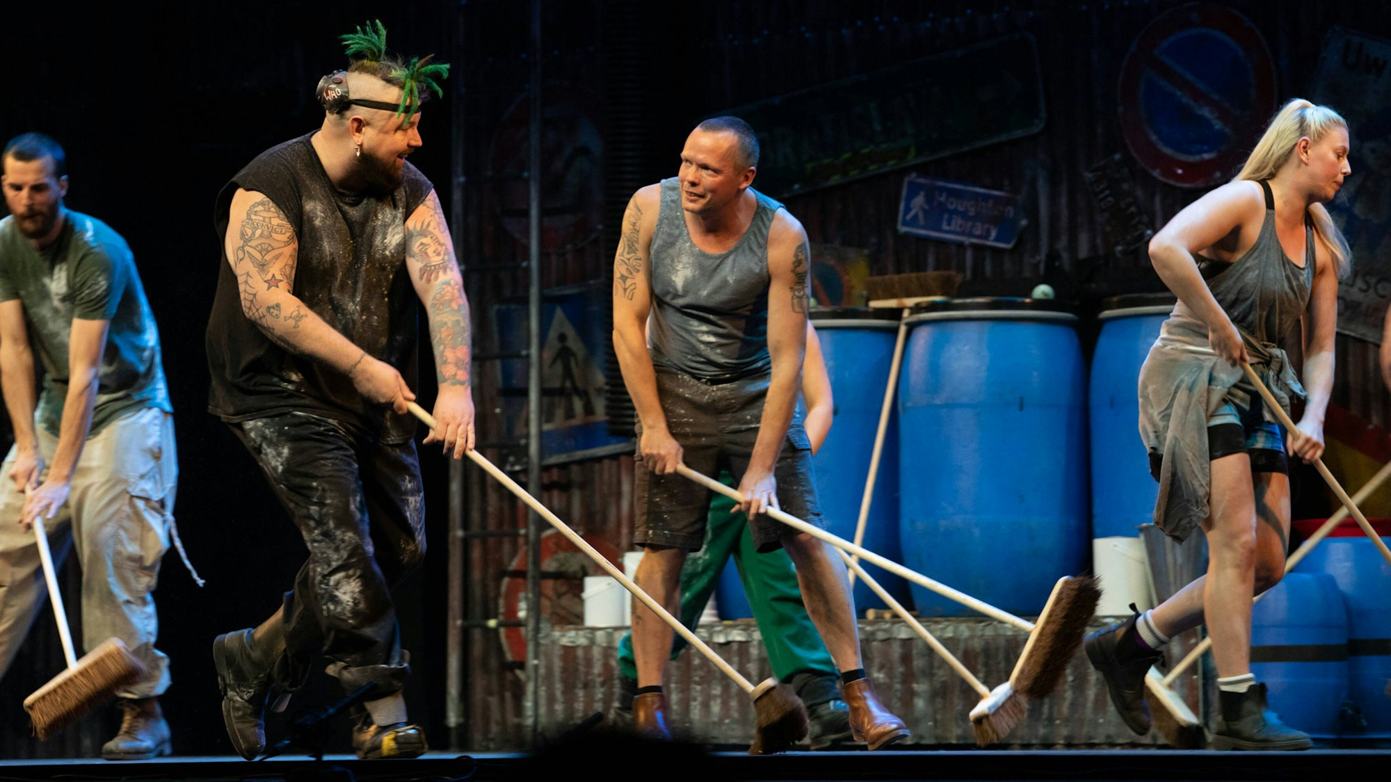 Die Darsteller des Musicals „Stomp“ auf der Bühne.