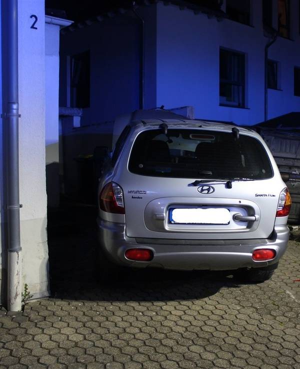 Hyundai steht nach einem Unfall vor einem Haus.
