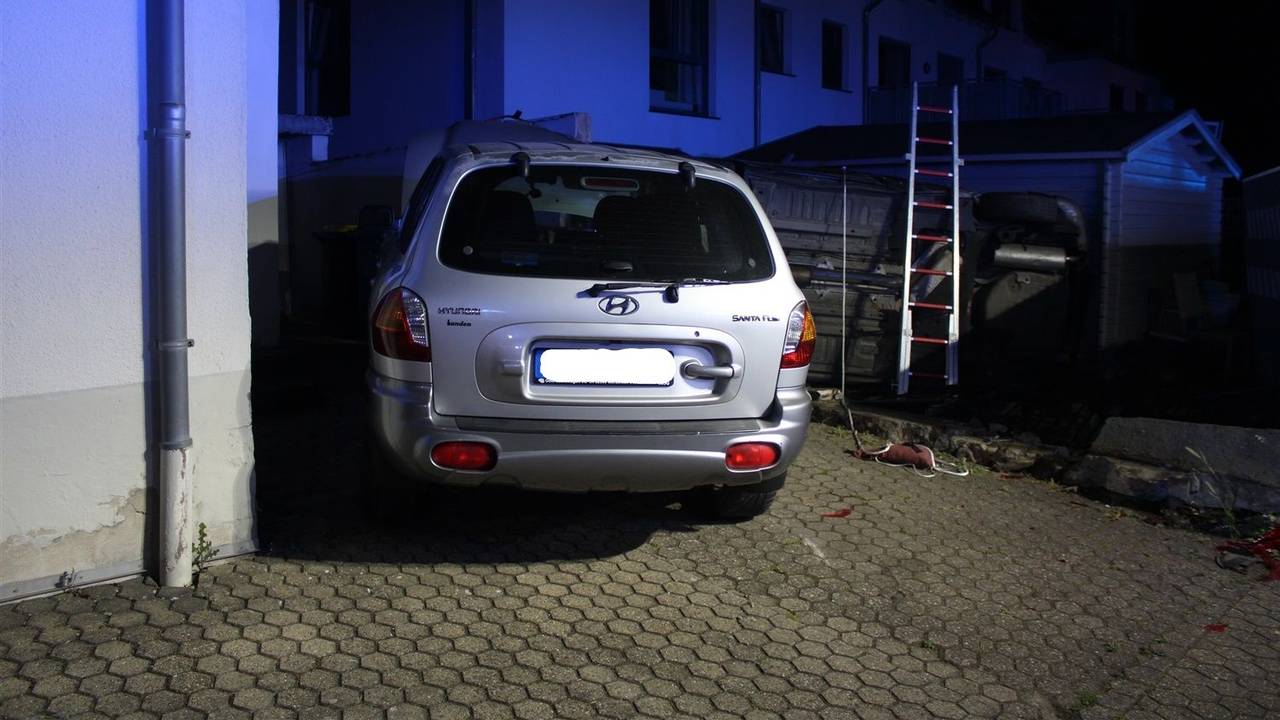 Hyundai steht nach einem Unfall vor einem Haus.