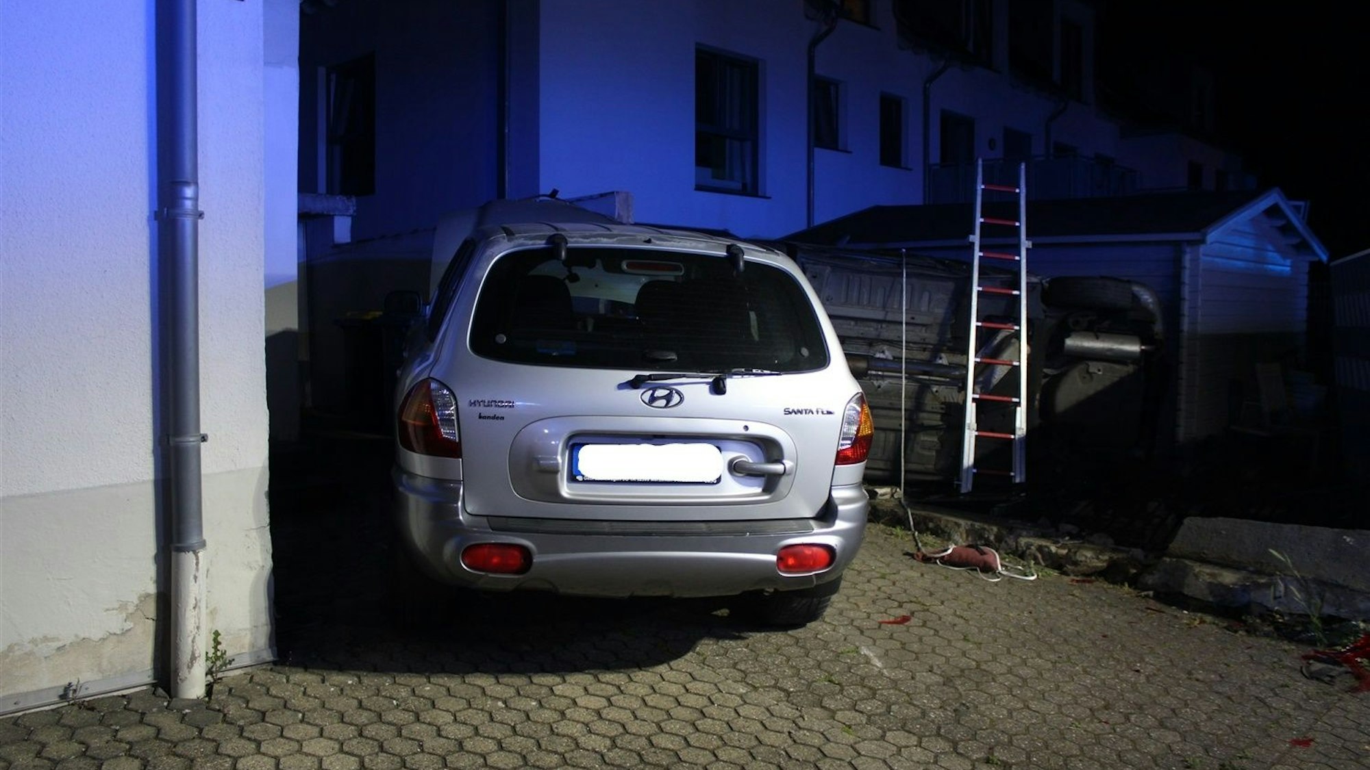 Hyundai steht nach einem Unfall vor einem Haus.