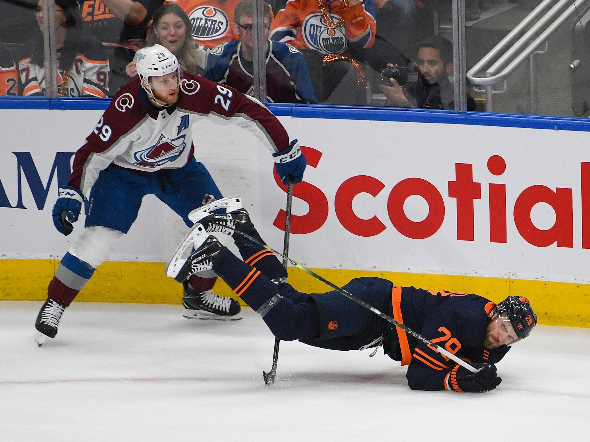 Nathan MacKinnon foult Oilers-Superstar Leon Draisaitl, der sinnbildlich auf die Nase fällt.