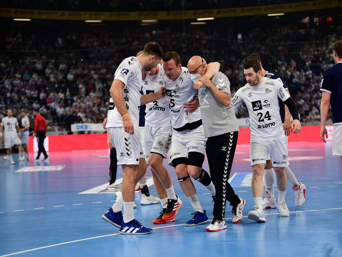Sander Sagosen (THW Kiel) wird vom Pletz gebracht.