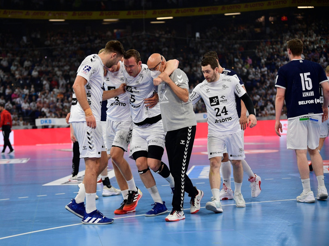Sander Sagosen (THW Kiel) wird vom Pletz gebracht.