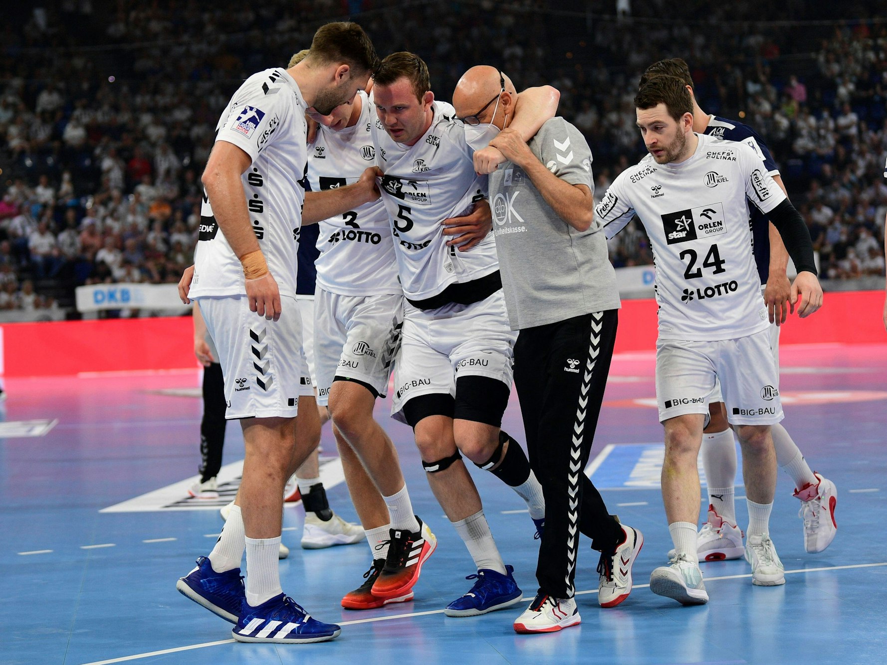 Sander Sagosen (THW Kiel) wird vom Pletz gebracht.