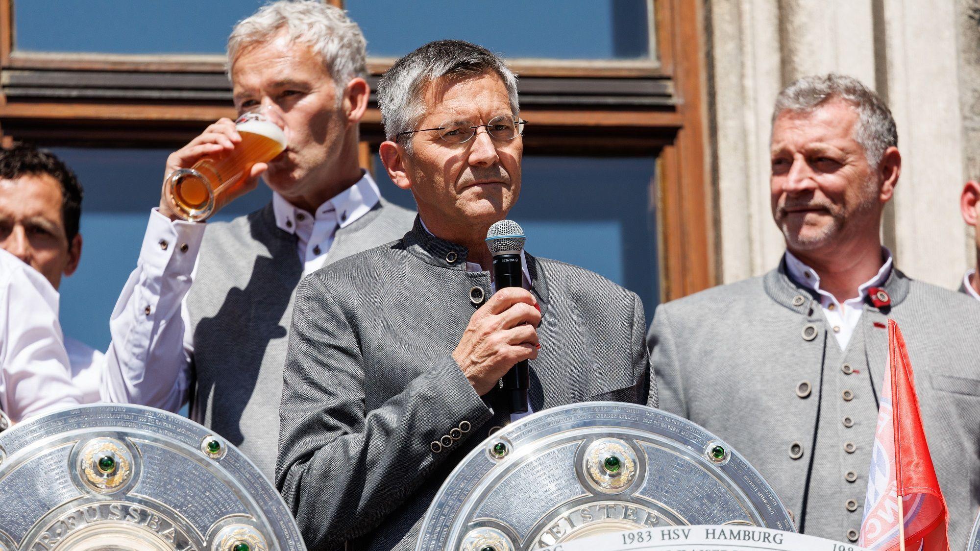 Herbert Hainer spricht mit Mikrofon auf dem Balkon des Rathauses am Marienplatz