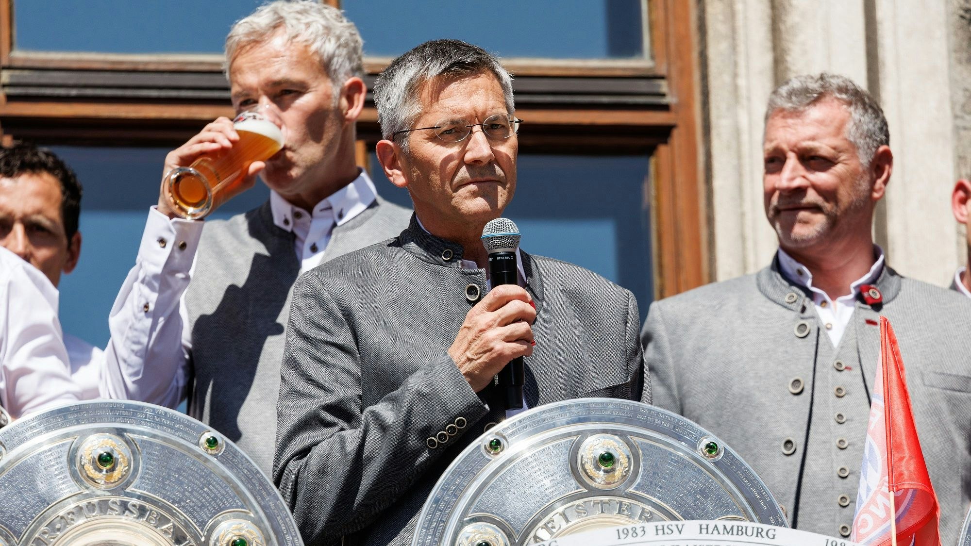 Herbert Hainer spricht mit Mikrofon auf dem Balkon des Rathauses am Marienplatz
