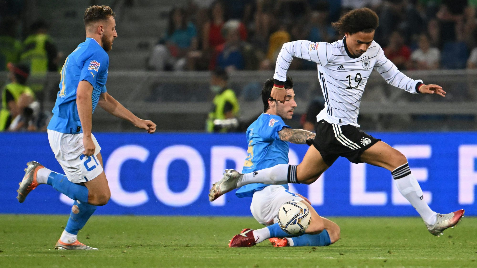 Italiens Davide Frattesi und Sandro Tonali versuchen Leroy Sané zu stoppen.