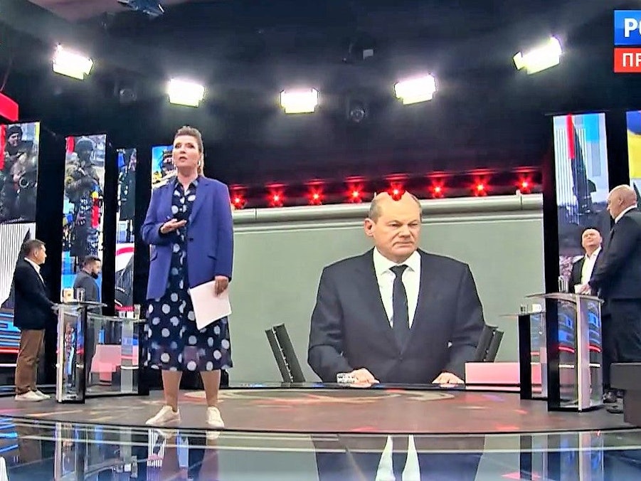 Die russische Moderatorin Olga Skabejewa berichtet im Fernsehsender „Rossija 1“ in der Show „60 Minuten“ am 1. Juni über Olaf Scholz.