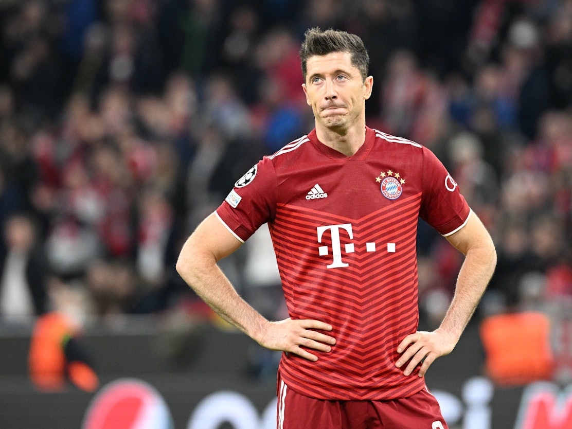 Robert Lewandowski steht auf dem Platz und blickt enttäuscht