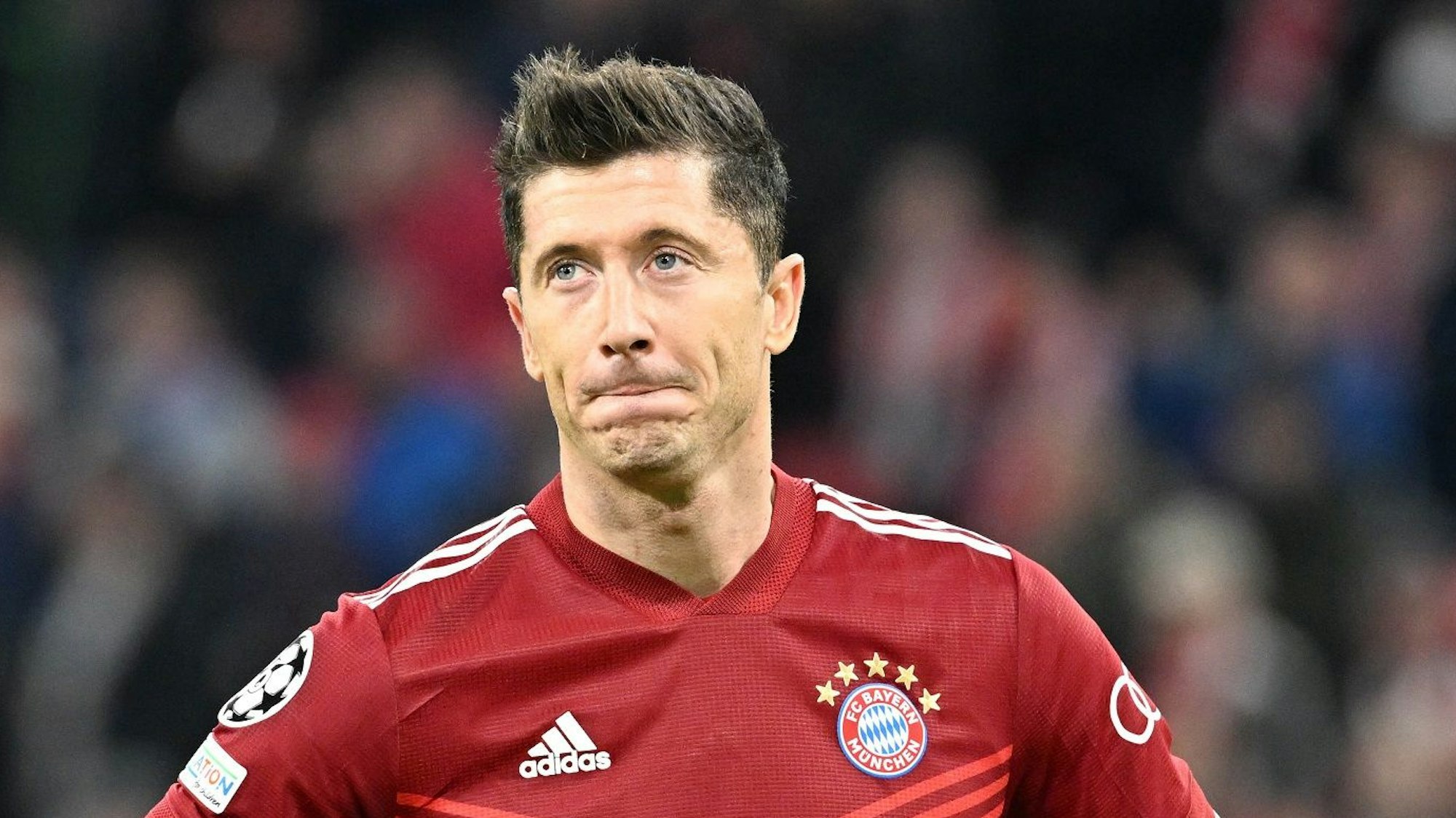 Robert Lewandowski steht auf dem Platz und blickt enttäuscht