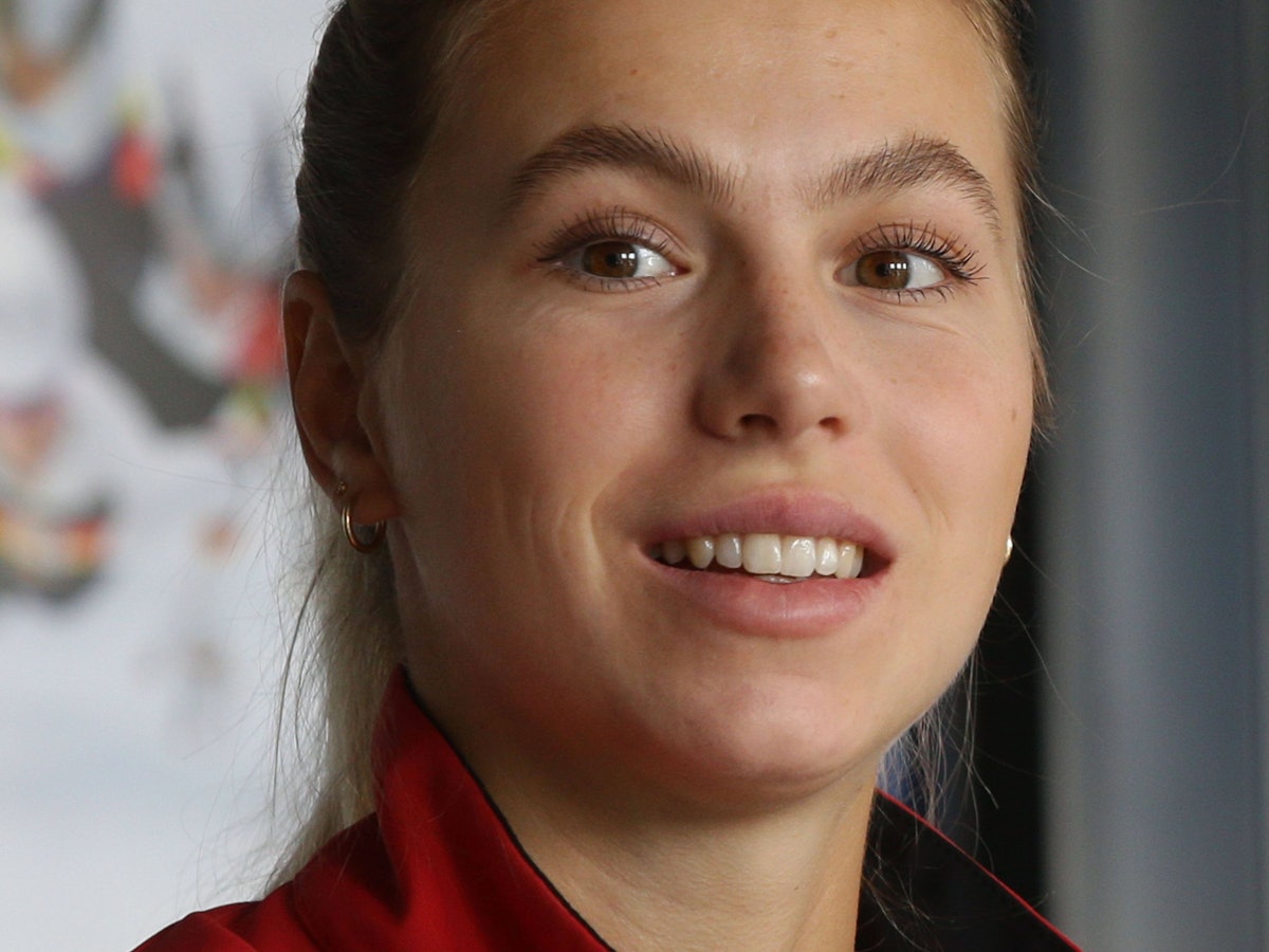 Anna Seidel spricht bei einer Pressekonferenz.