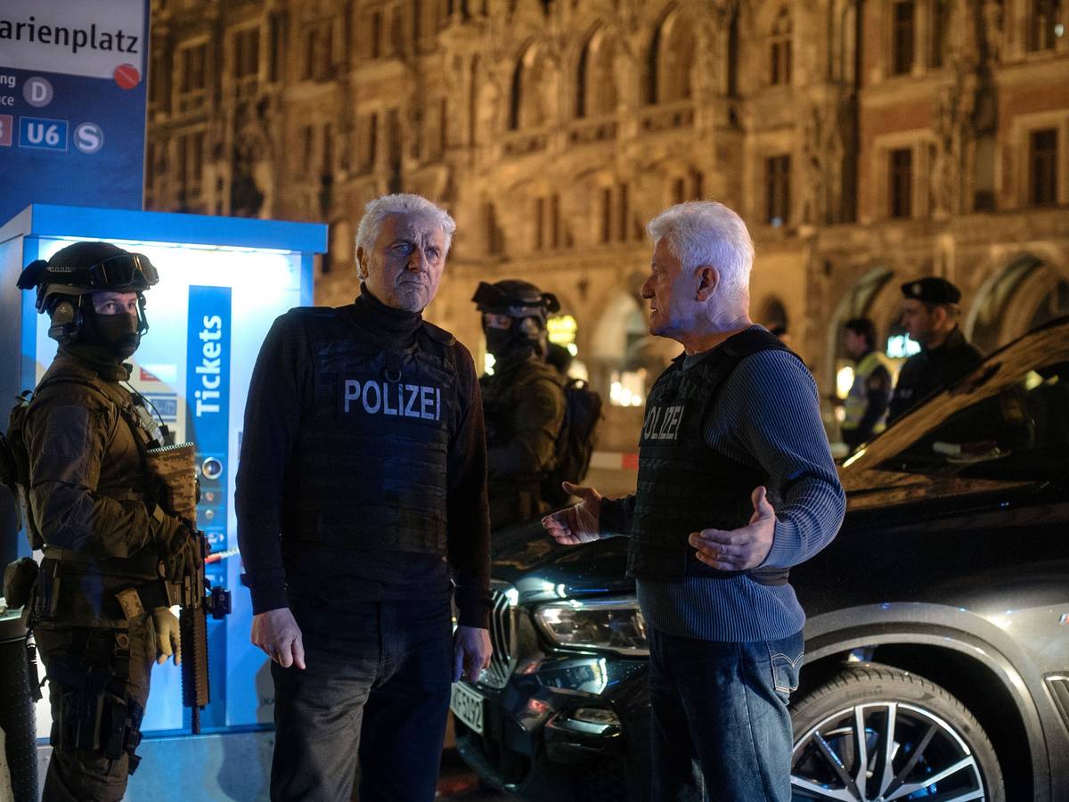 Die Kriminalhauptkommissare Ivo Batic (Miroslav Nemec, rechts) und Franz Leitmayr (Udo Wachtveitl), hier auf einem Szenenfoto, warten auf der Suche nach einem möglichen Terroristen auf dem Marienplatz auf einen letzten Einsatz.