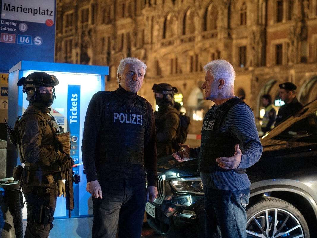 Die Kriminalhauptkommissare Ivo Batic (Miroslav Nemec, rechts) und Franz Leitmayr (Udo Wachtveitl), hier auf einem Szenenfoto, warten auf der Suche nach einem möglichen Terroristen auf dem Marienplatz auf einen letzten Einsatz.