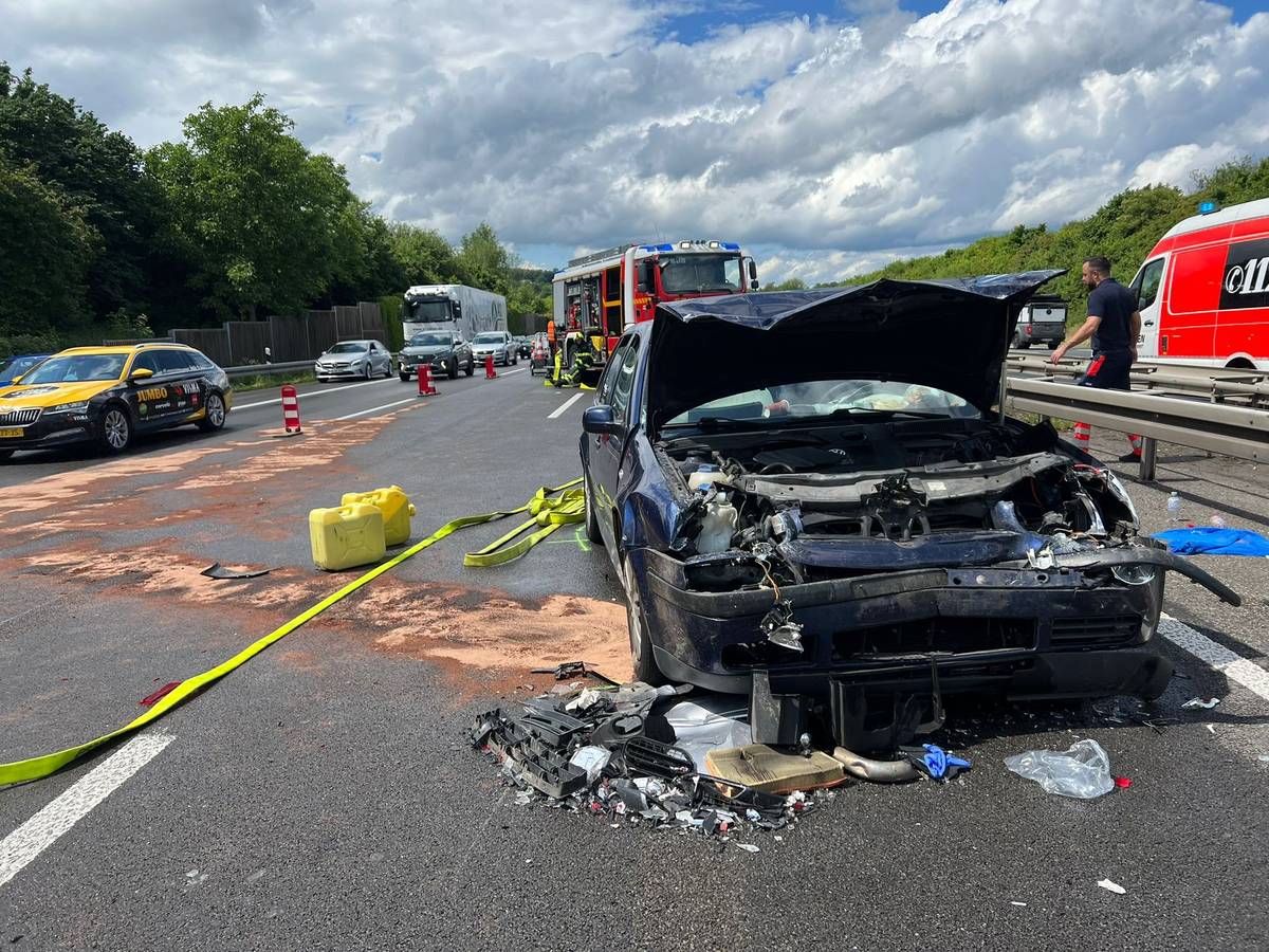 Ein völlig beschädigtes Auto steht nach einem Unfall auf der Fahrbahn der A3.