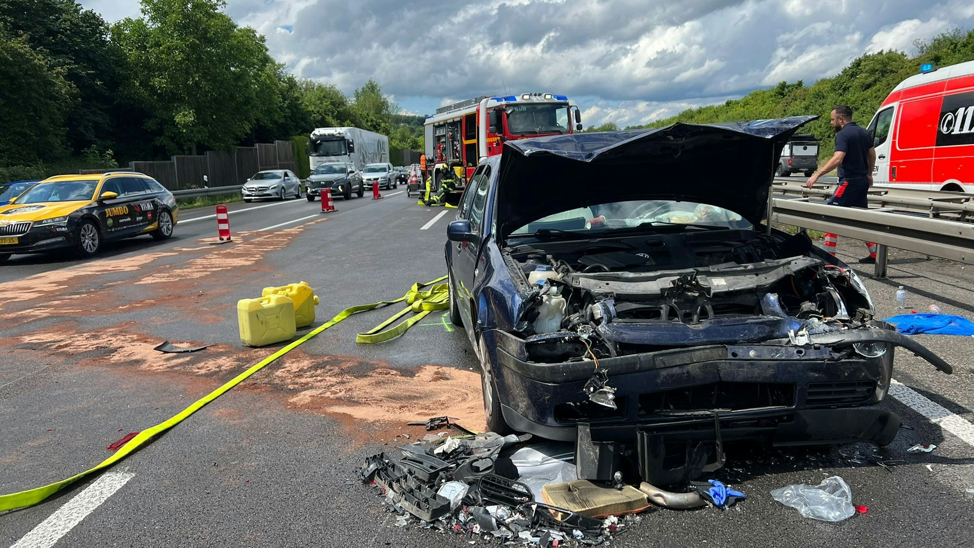Ein völlig beschädigtes Auto steht nach einem Unfall auf der Fahrbahn der A3.