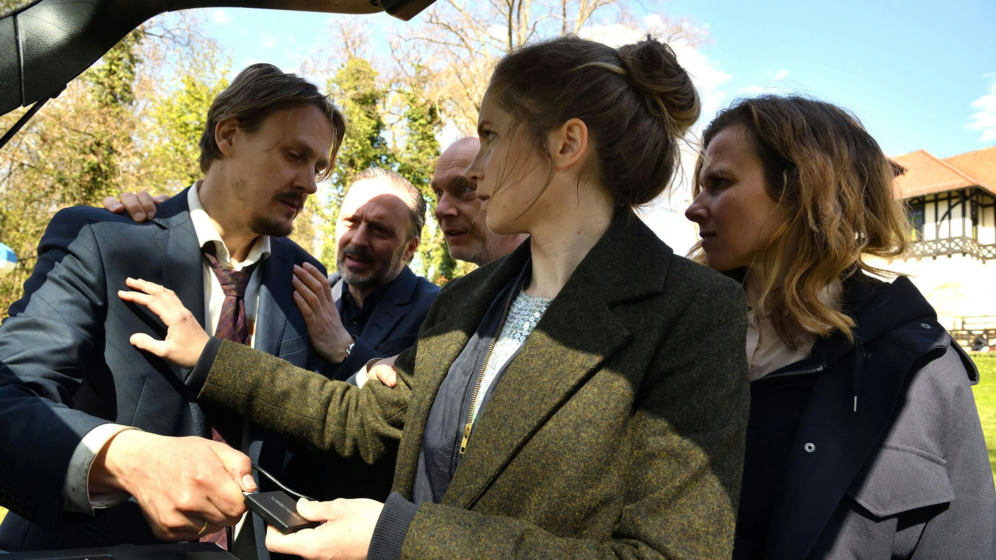 ARD/MDR TATORT: DAS KALTE HAUS, am Montag (06.06.22) um 20:15 Uhr im ERSTEN.
Simon Fischer (Christian Bayer) will seine SD-Karte zurück und greift Leonie Winkler (Cornelia Gröschel) an- Karin Gorniak (Karin Hanczewski) und Kommissariatsleiter Schnabel (Martin Brambach) versuchen zu beruhigen.