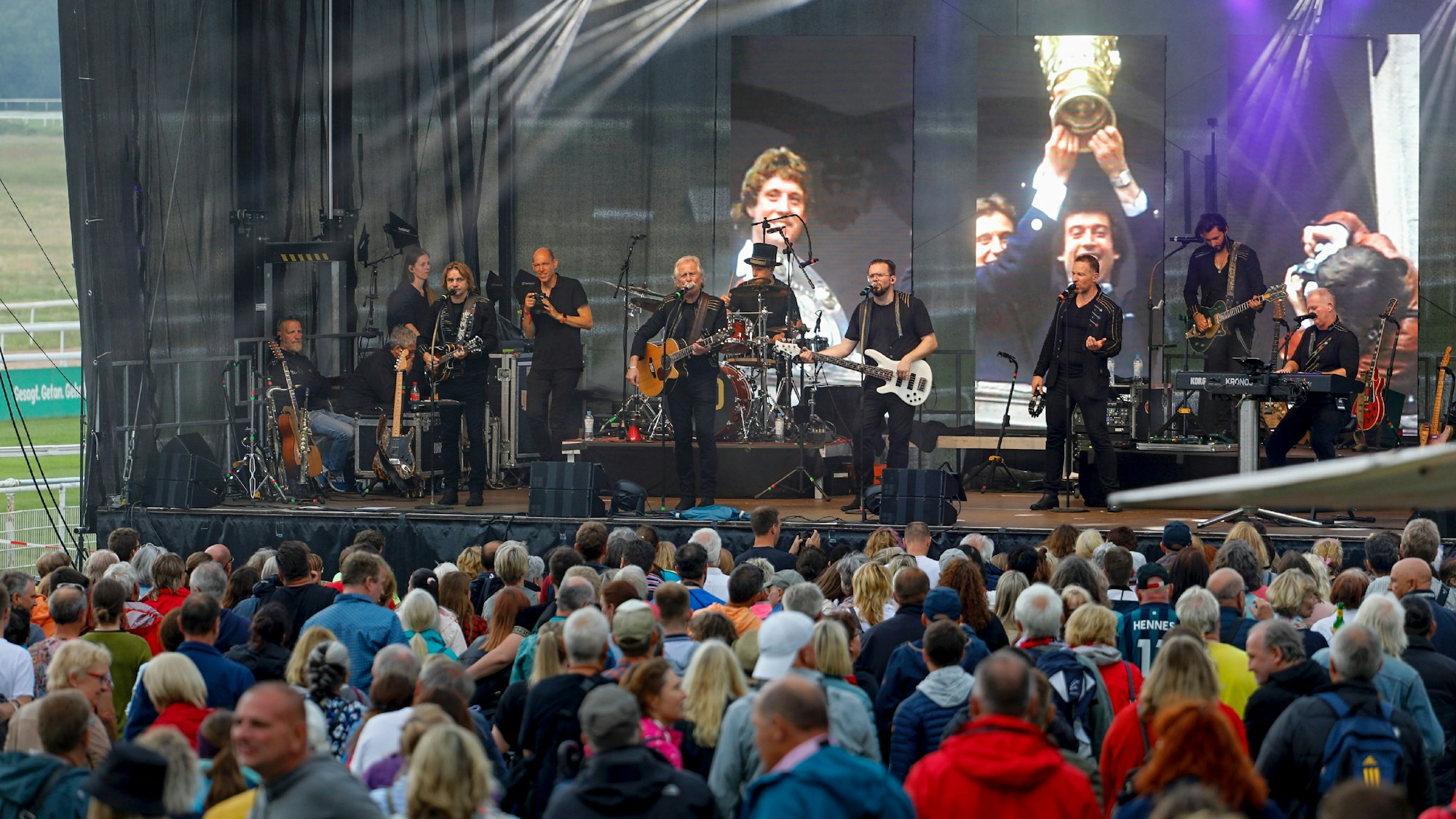 Die Höhner singen auf der Bühne, davor stehen zahlreiche Menschen.