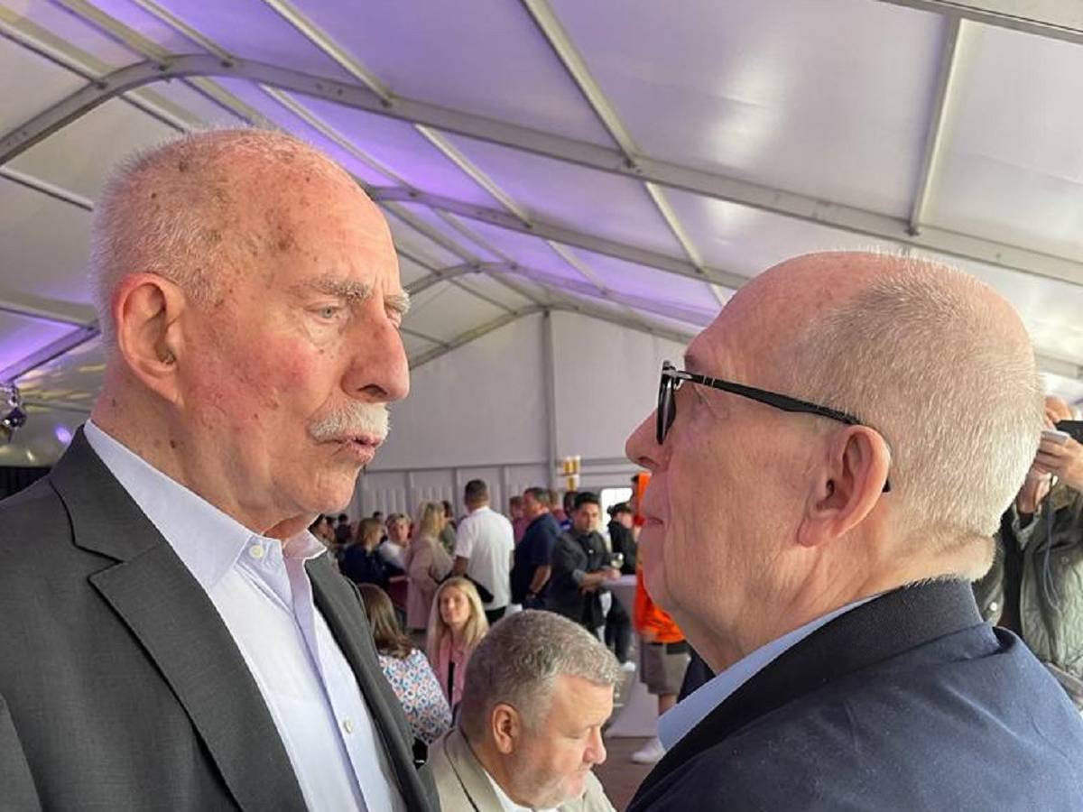 Kommentatoren-Legende Werner Hansch (l.) und Ex-Bundesliga-Manager Reiner Calmund am Montag (6. Juni 2022) beim Benefiz-Abschiedsturnier in Gelsenkirchen.