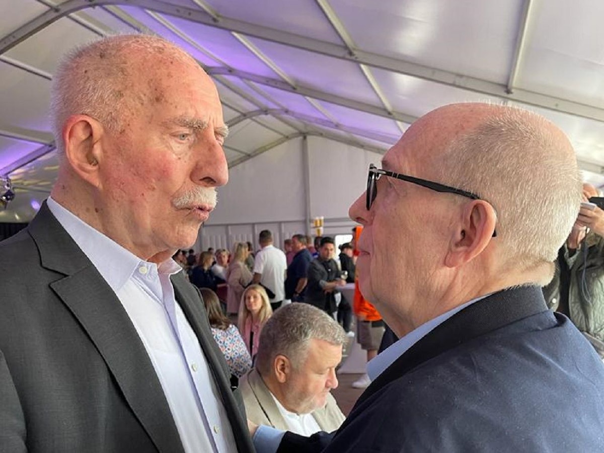 Kommentatoren-Legende Werner Hansch (l.) und Ex-Bundesliga-Manager Reiner Calmund am Montag (6. Juni 2022) beim Benefiz-Abschiedsturnier in Gelsenkirchen.