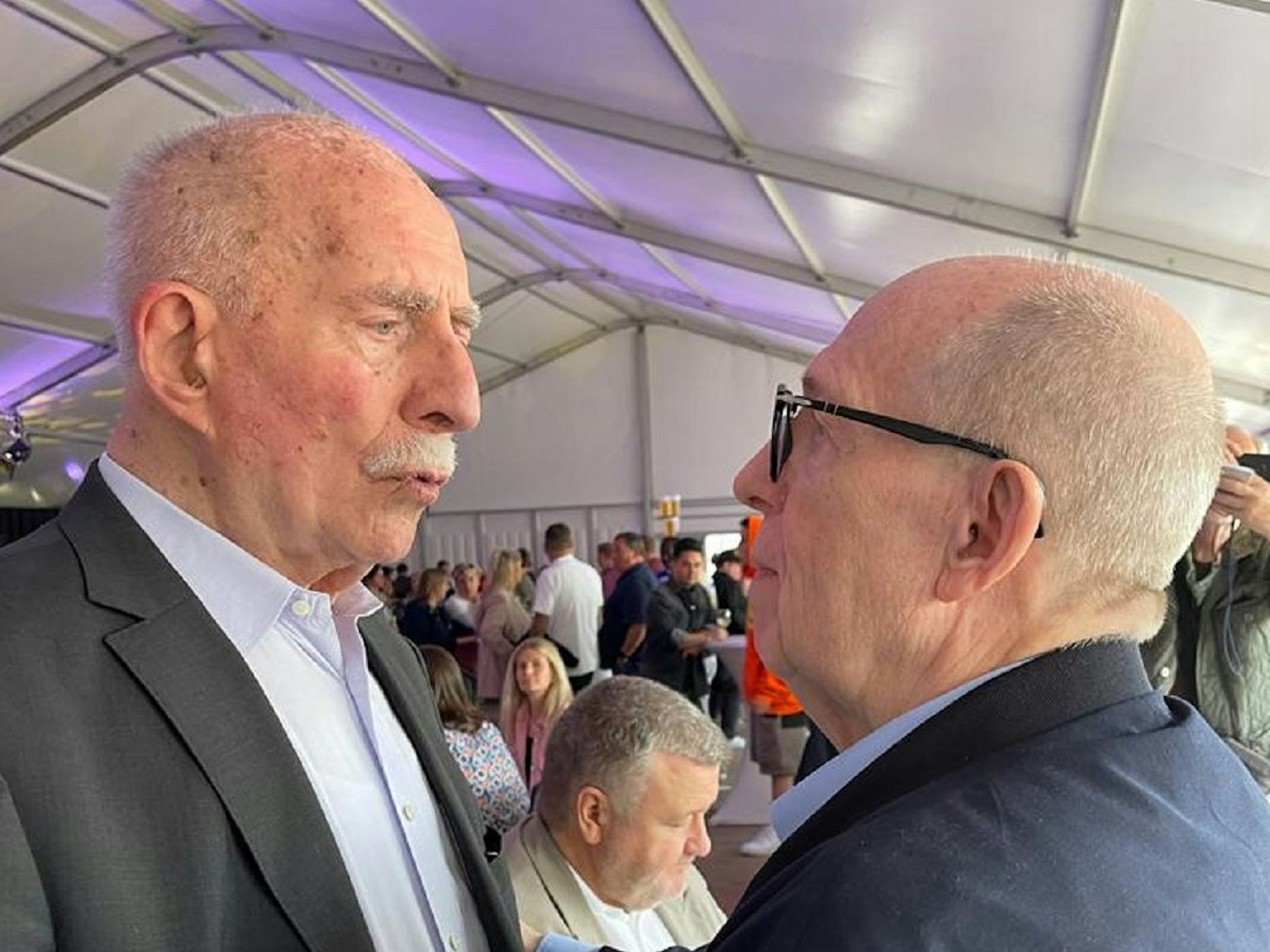 Kommentatoren-Legende Werner Hansch (l.) und Ex-Bundesliga-Manager Reiner Calmund am Montag (6. Juni 2022) beim Benefiz-Abschiedsturnier in Gelsenkirchen.