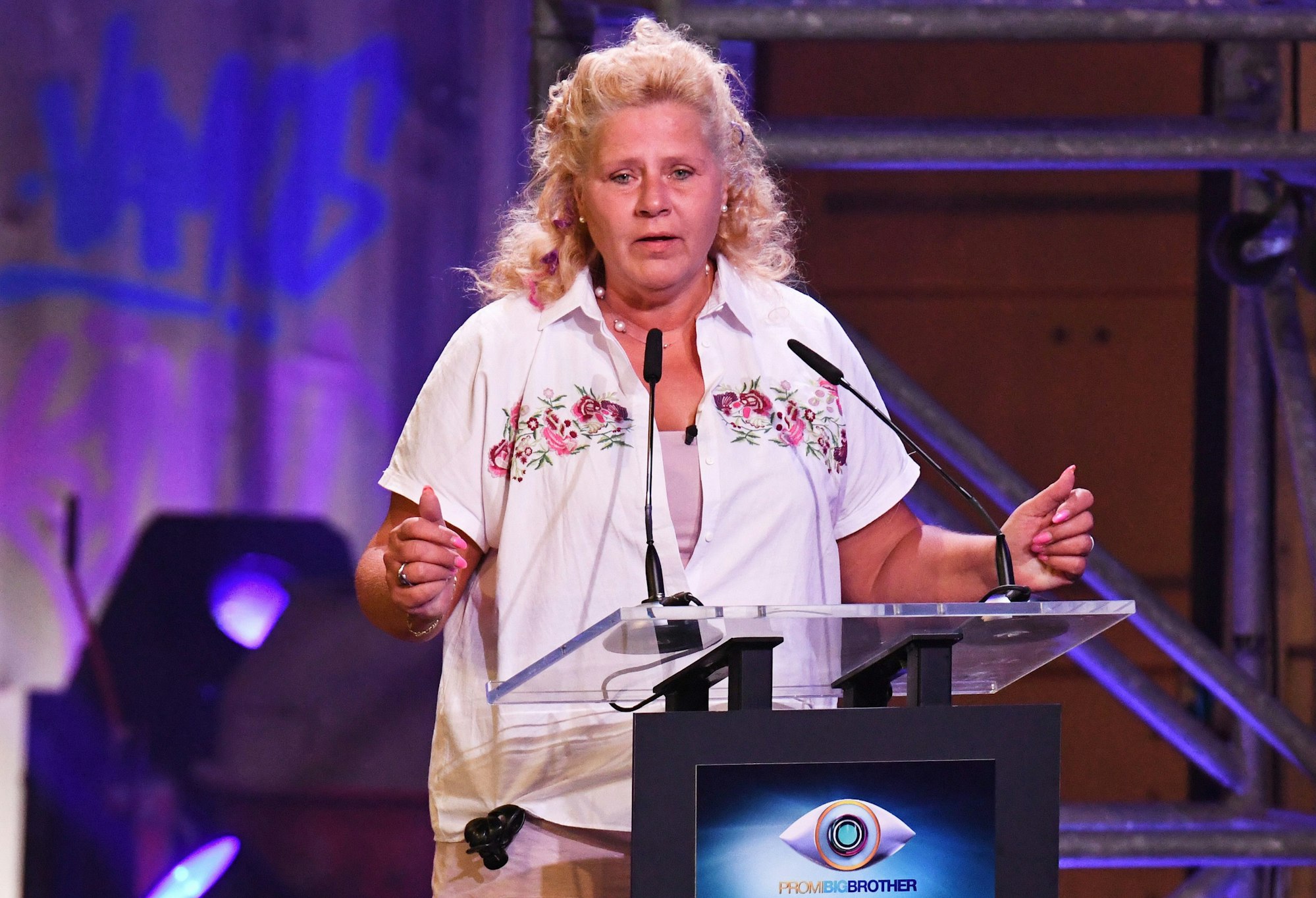 Silvia Wollny hält eine Rede bei „Promi Big Brother“