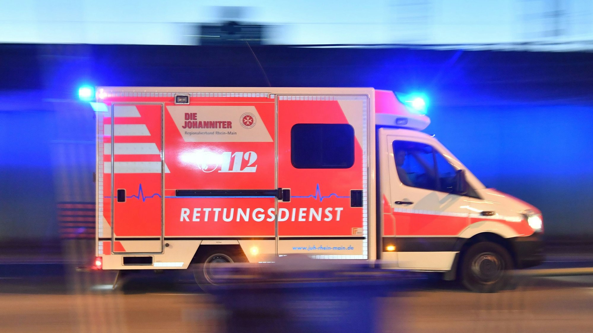 Ein Rettungswagen ist mit eingeschaltetem Blaulicht im Einsatz