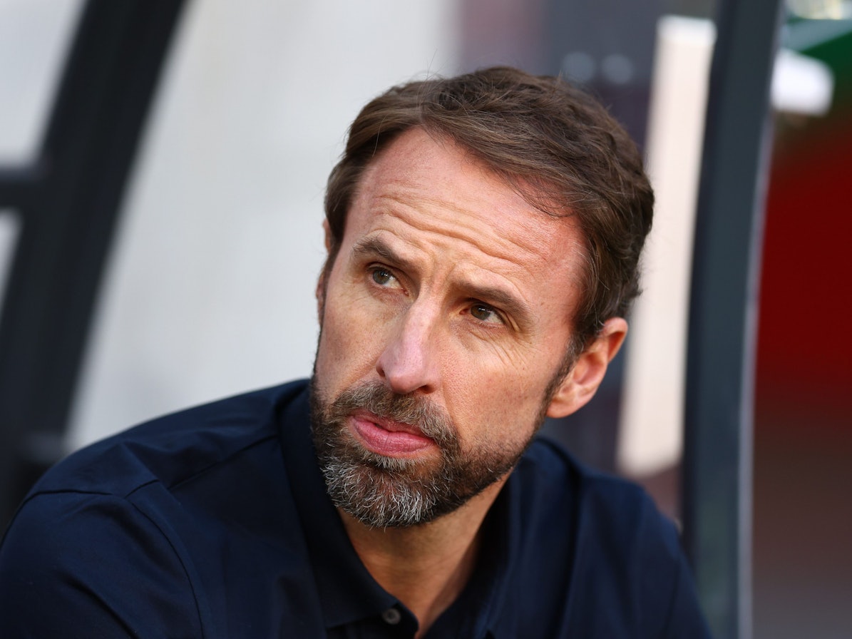 Gareth Southgate, Trainer der englischen Nationalmannschaft, beobachtet das Spiel.
