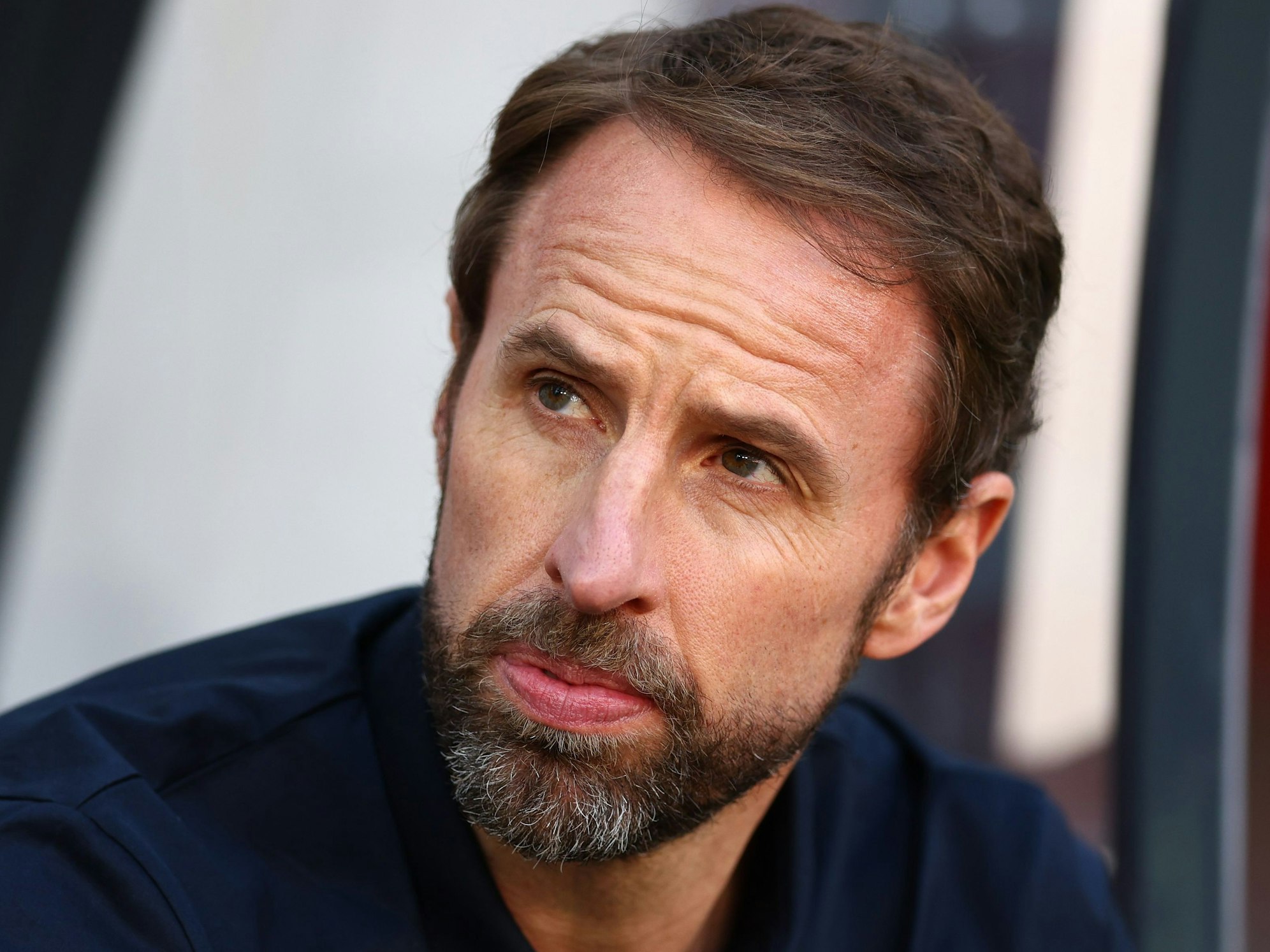 Gareth Southgate, Trainer der englischen Nationalmannschaft, beobachtet das Spiel.