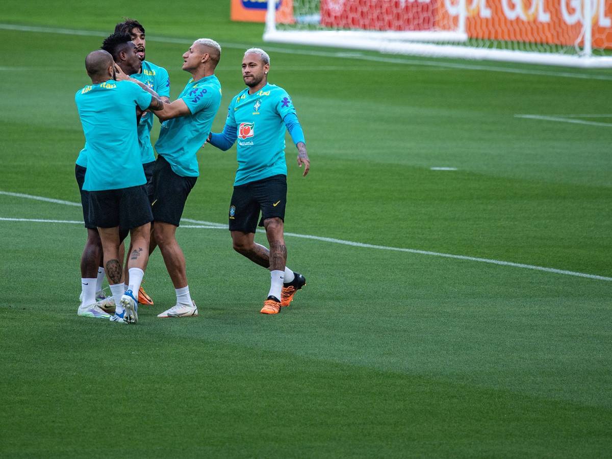 Neymar beobachtet die Streithähne im Training der Brasilianer.