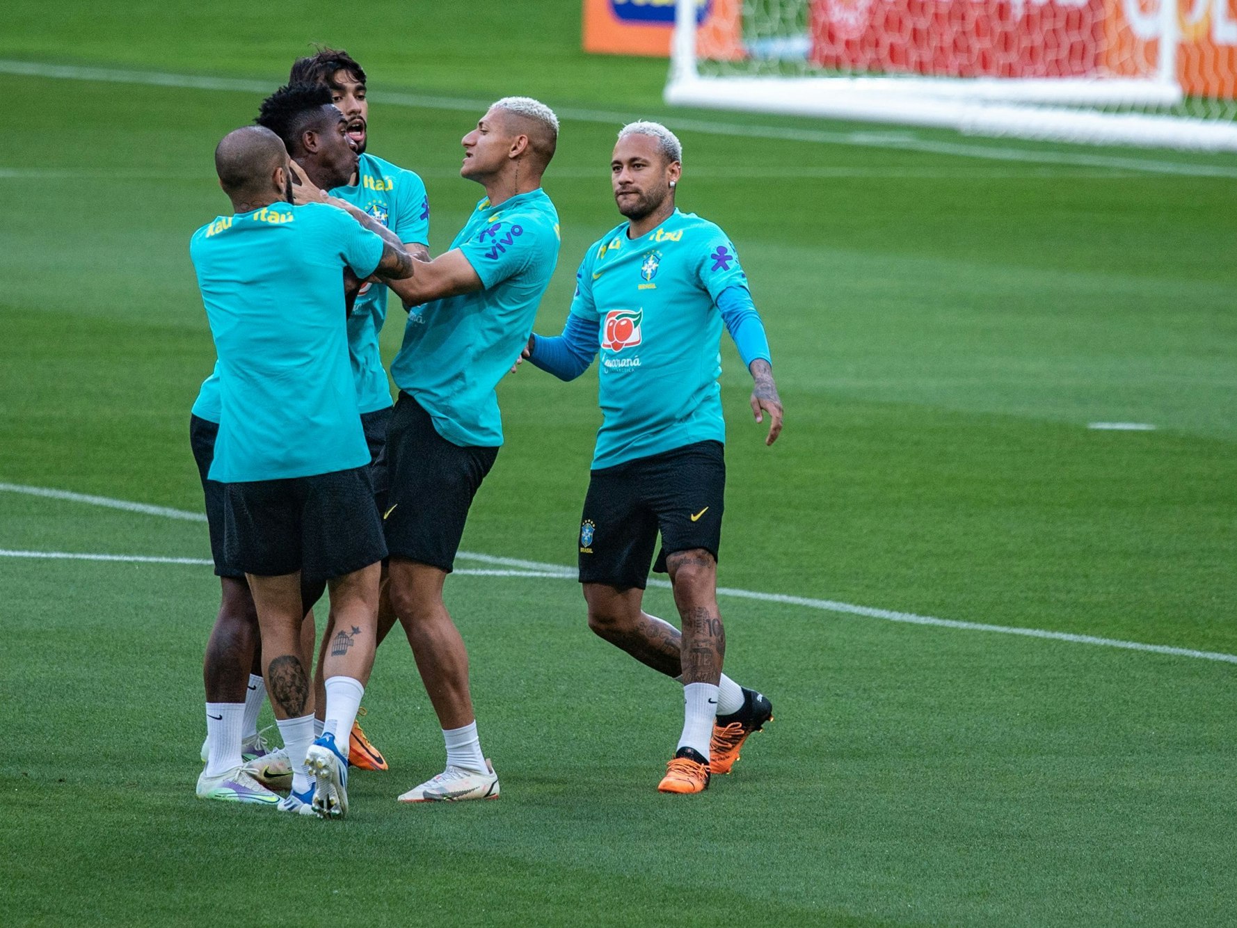 Neymar beobachtet die Streithähne im Training der Brasilianer.