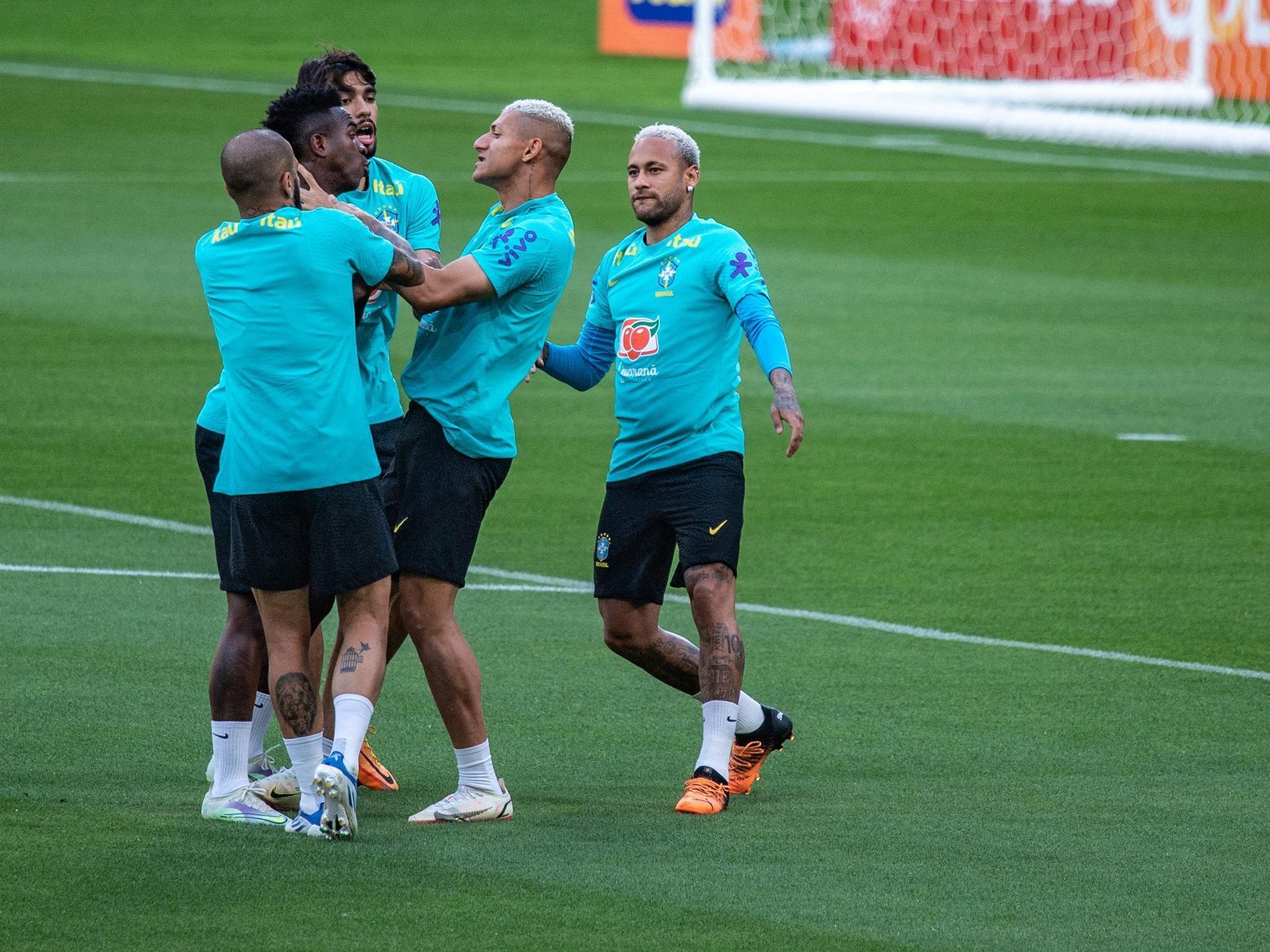Neymar beobachtet die Streithähne im Training der Brasilianer.