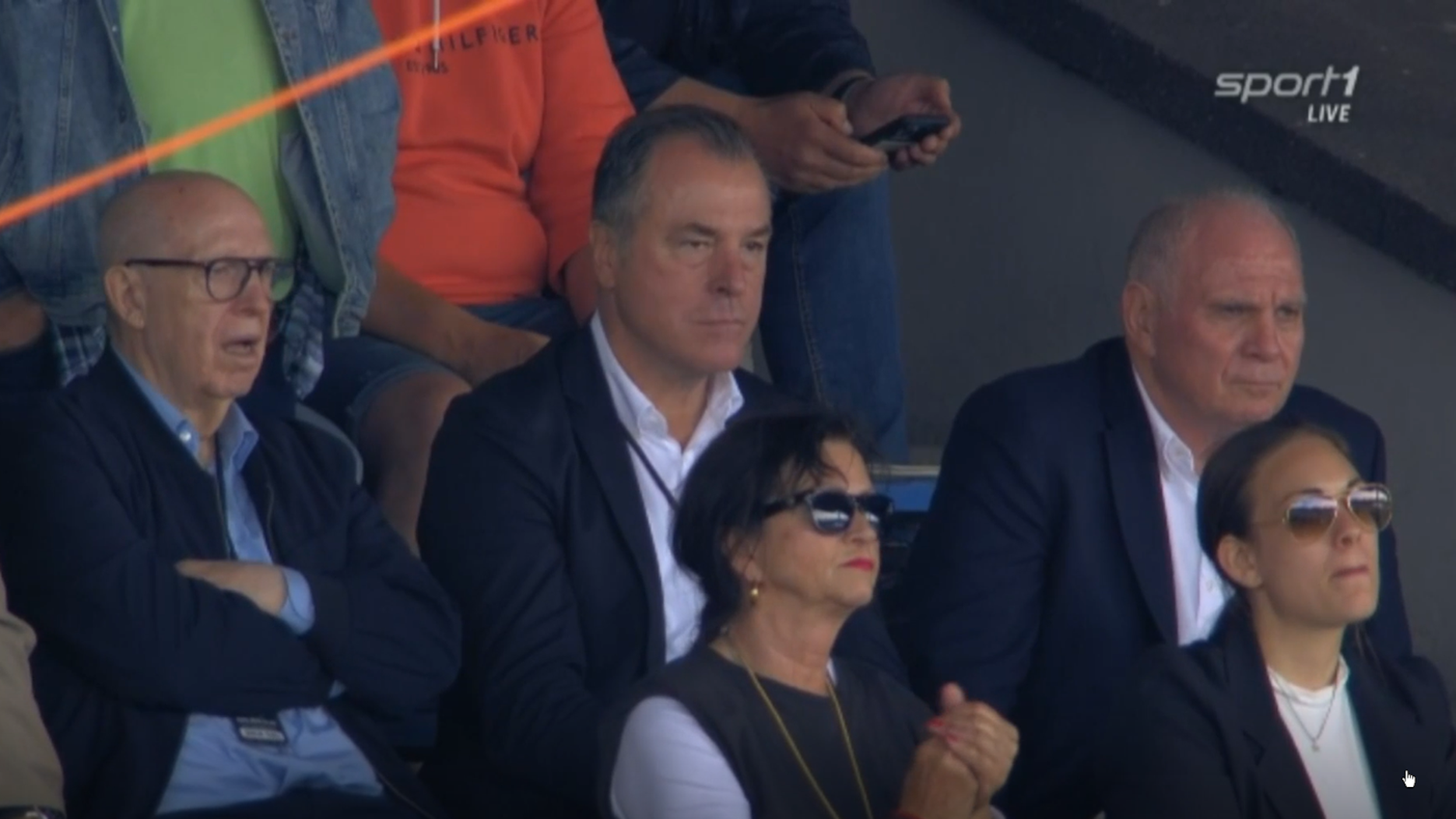 Reiner Calmund (l.), Clemens Tönnies (m.) und Uli Hoeneß (r.) schauen sich das Abschiedsturnier von Werner Hansch zusammen an.