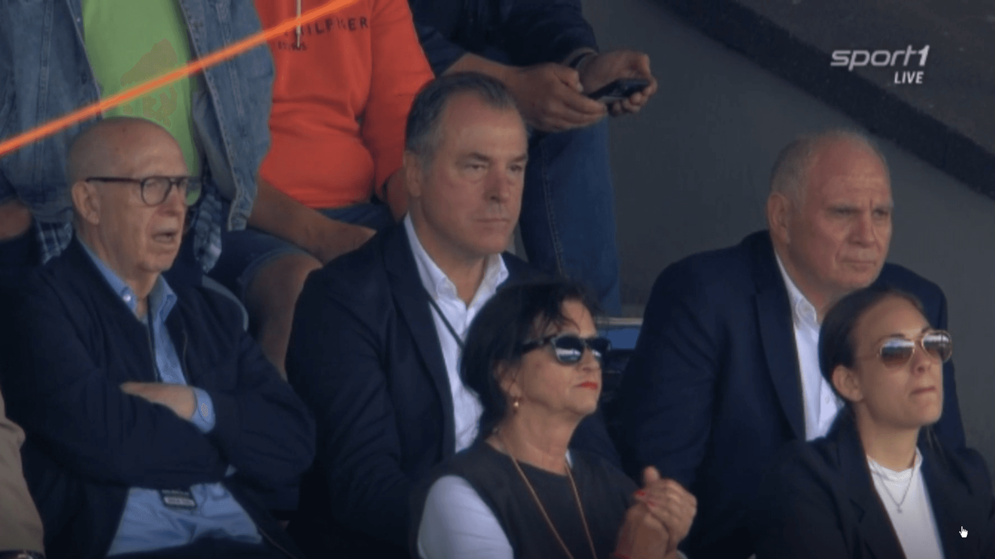 Reiner Calmund (l.), Clemens Tönnies (m.) und Uli Hoeneß (r.) schauen sich das Abschiedsturnier von Werner Hansch zusammen an.