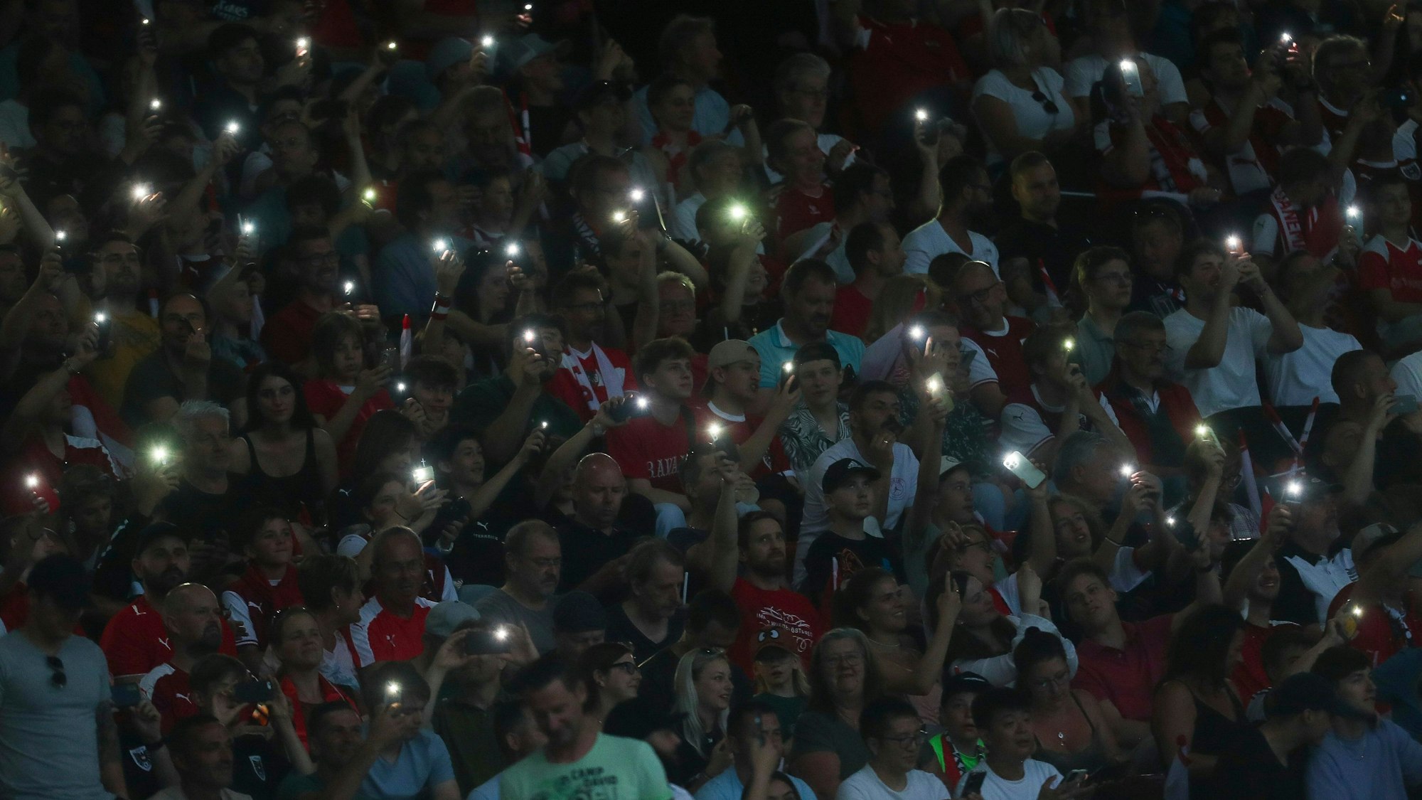 Fans im Ernst-Happel-Stadion halten ihre Smartphones in die Höhe