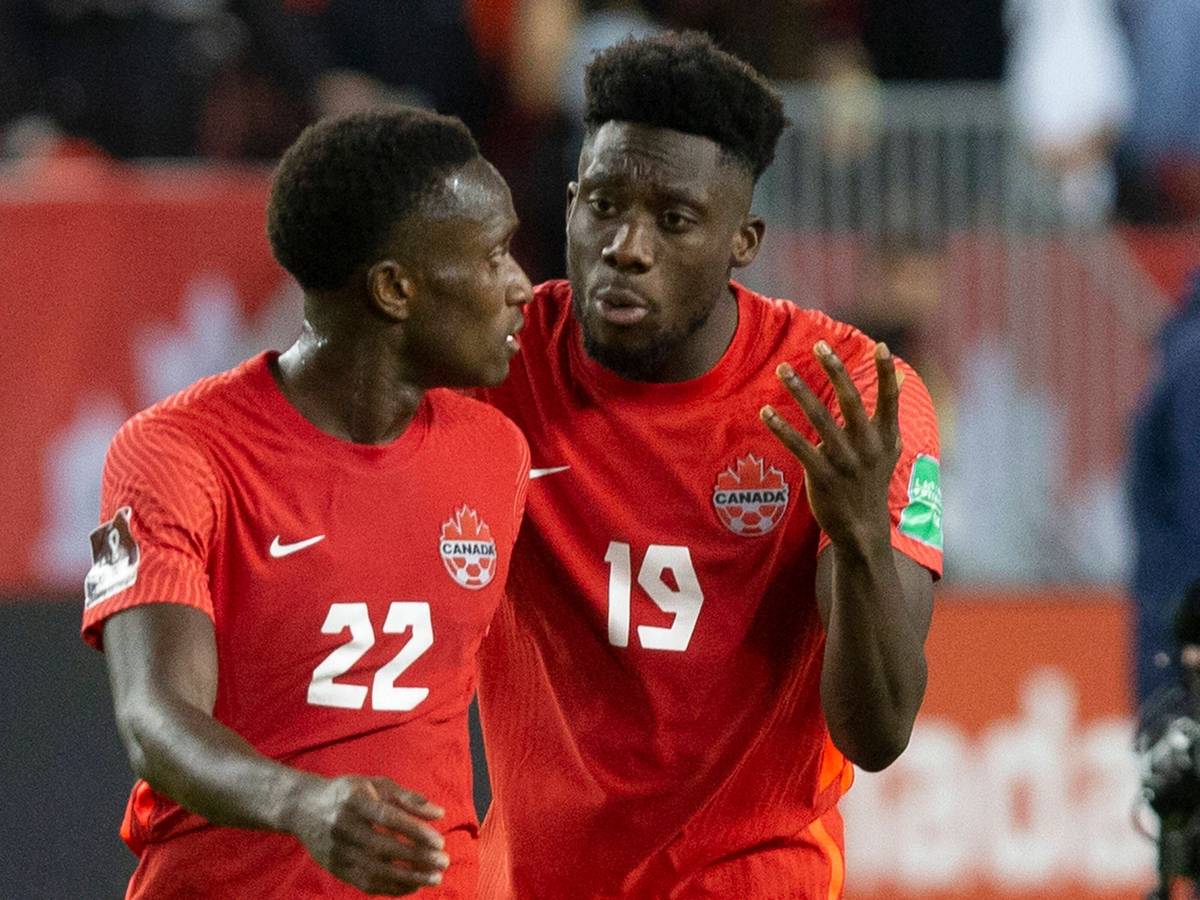 Alphonso Davies und Richie Laryea im kanadischen National-Dress in kritischem Austausch.