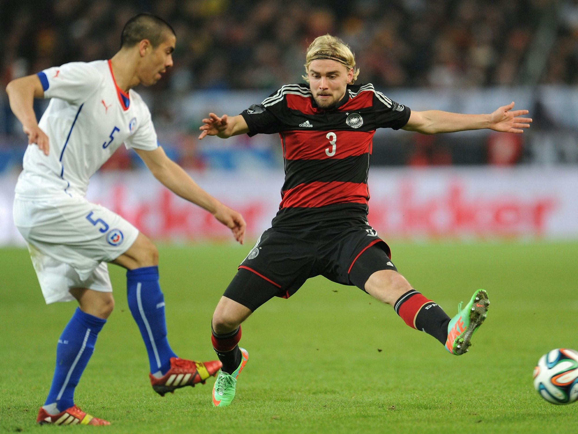 Marcel Schmelzer im Zweikampf mit Francisco Silva