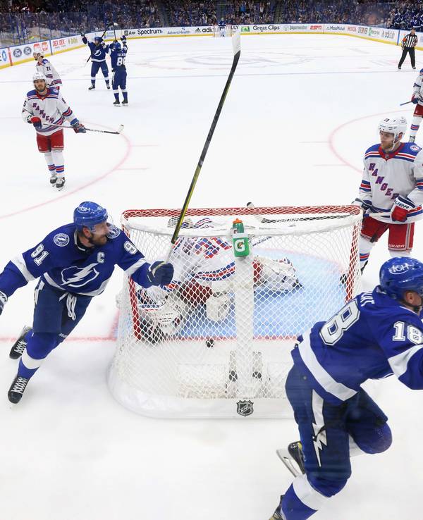 Die Spieler der Tampa Bay Lightning jubeln hinter dem Tor der New York Rangers.