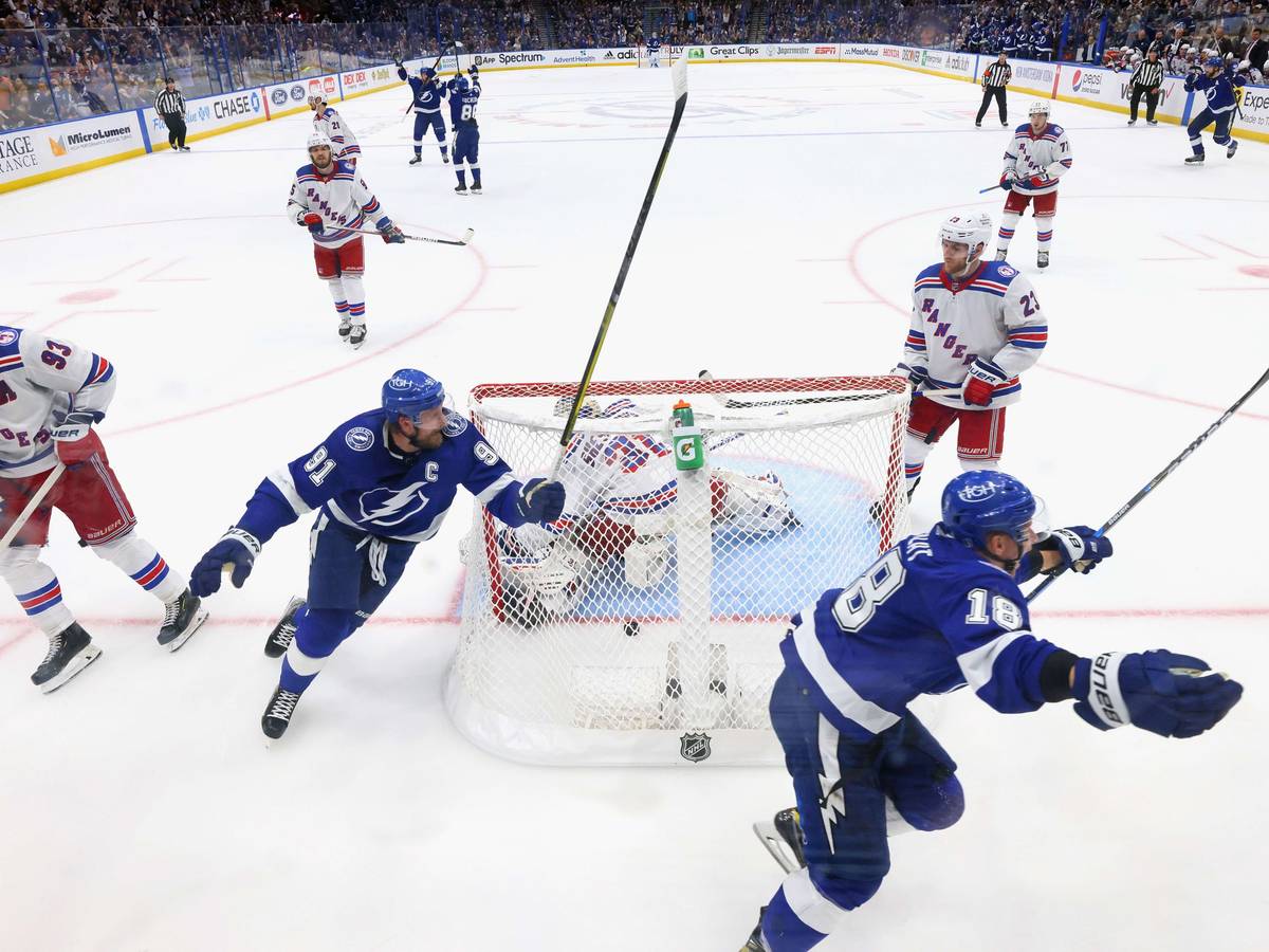 Die Spieler der Tampa Bay Lightning jubeln hinter dem Tor der New York Rangers.
