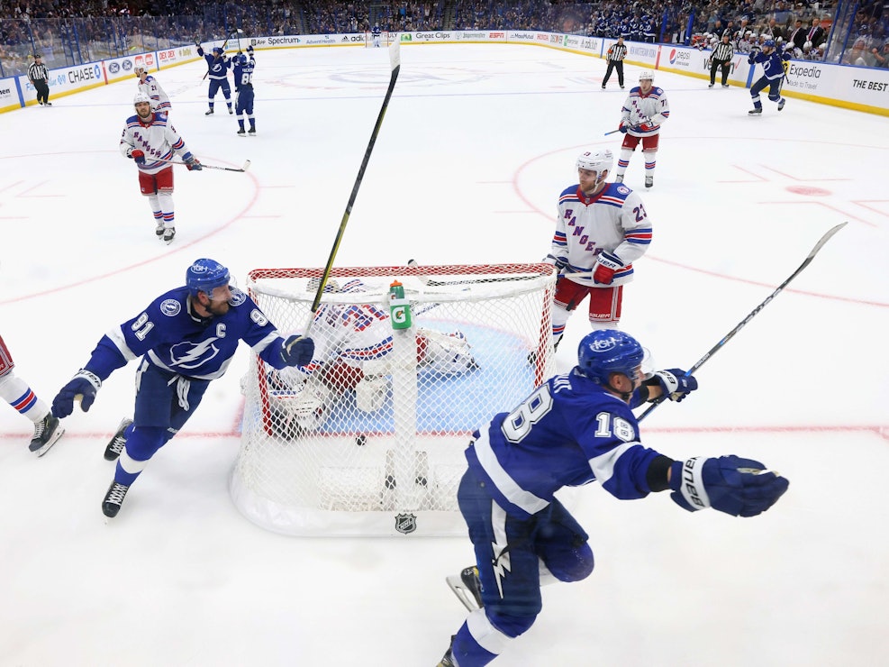 Die Spieler der Tampa Bay Lightning jubeln hinter dem Tor der New York Rangers.