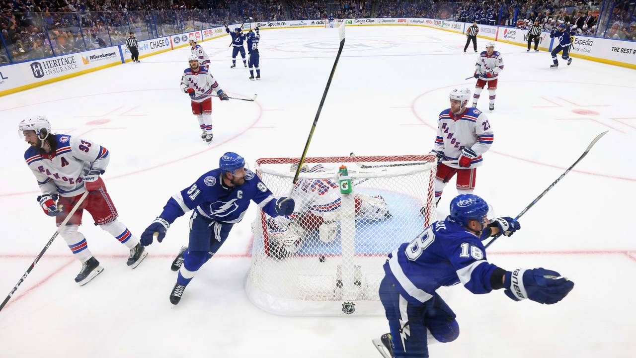 Die Spieler der Tampa Bay Lightning jubeln hinter dem Tor der New York Rangers.
