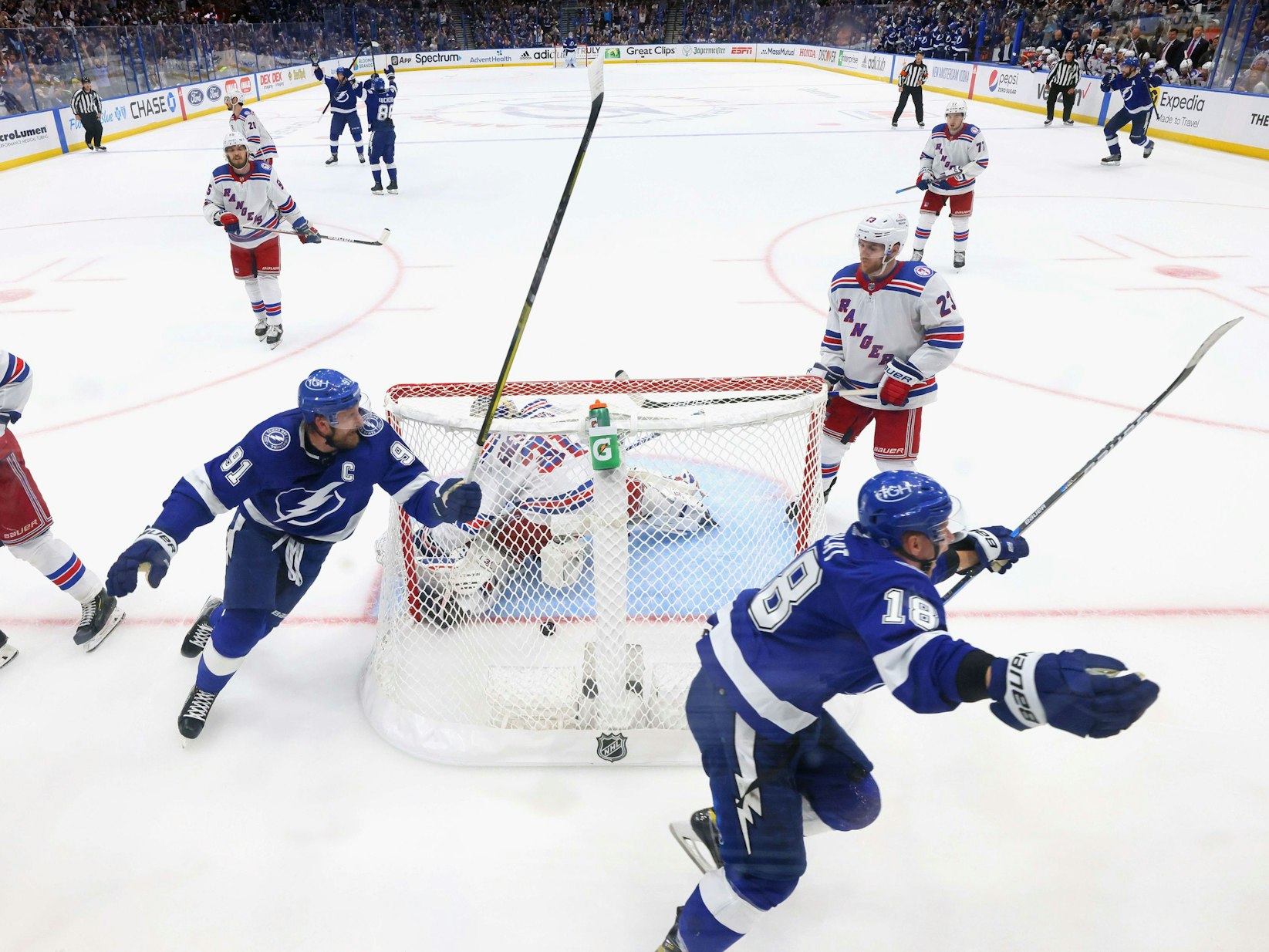 Die Spieler der Tampa Bay Lightning jubeln hinter dem Tor der New York Rangers.