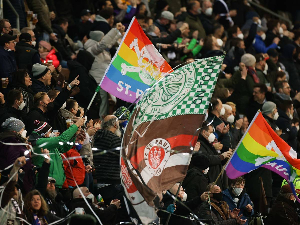 Fans des FC St. Pauli schwenken beim Spiel der 2. Bundesliga gegen den 1. FC Heidenheim Fahnen