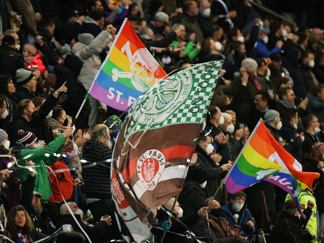 Fans des FC St. Pauli schwenken beim Spiel der 2. Bundesliga gegen den 1. FC Heidenheim Fahnen