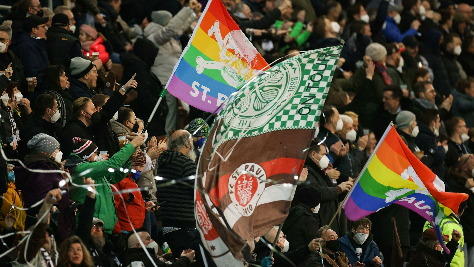 Fans des FC St. Pauli schwenken beim Spiel der 2. Bundesliga gegen den 1. FC Heidenheim Fahnen