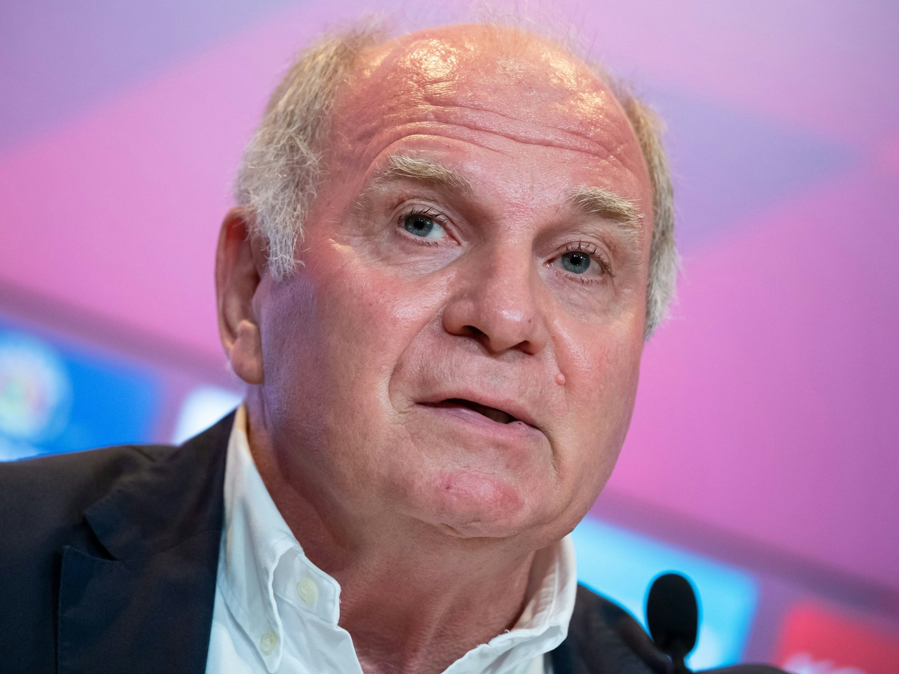 Uli Hoeneß, Ehrenpräsident des FC Bayern München, spricht zu Medienvertretern.